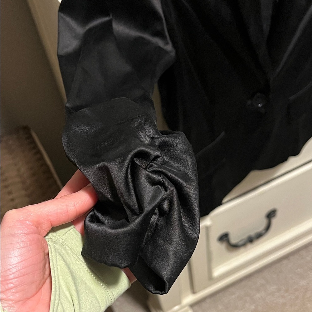 Wearever Elegant Black Satin Blazer - Picture 3 of 4